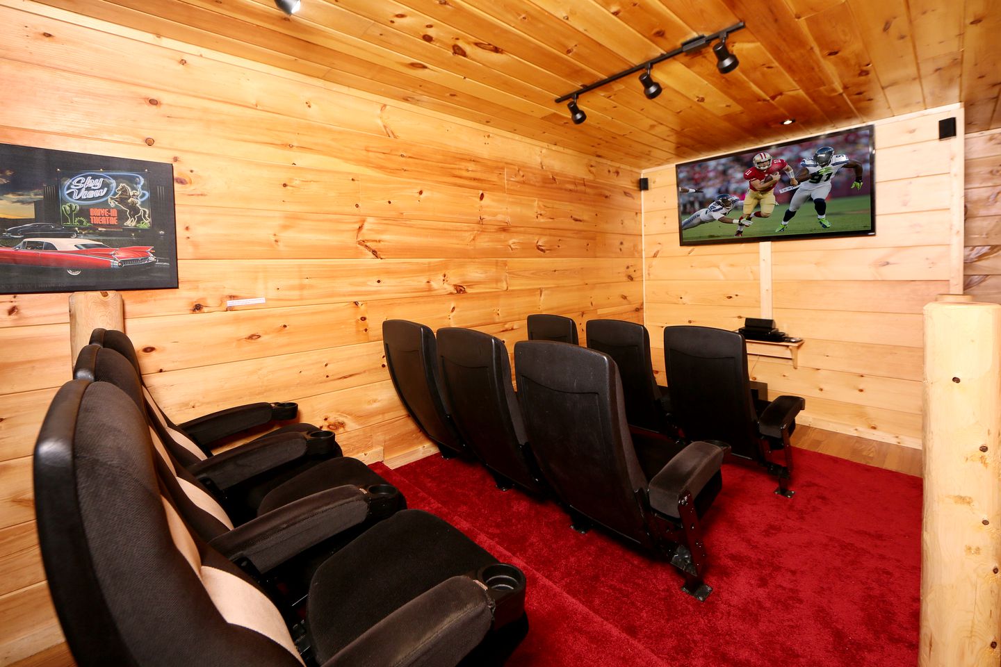 Spacious Cabin with Home Theater, Game Room and Outdoor Picnic Space in Sevierville, Tennessee