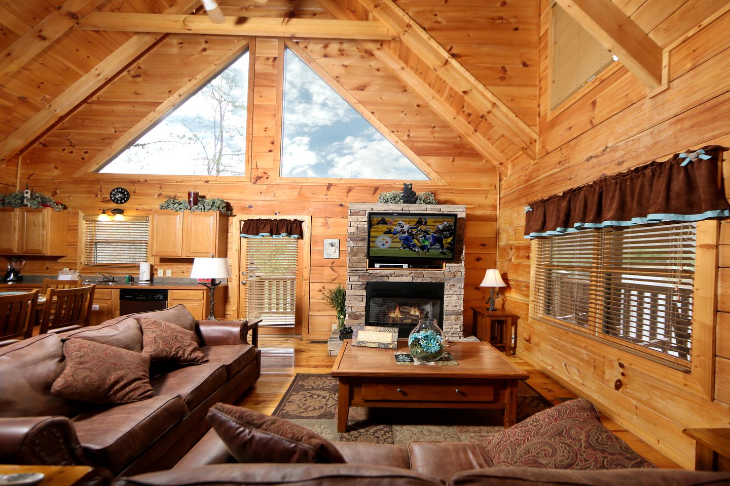 Spacious Cabin with Home Theater, Game Room and Outdoor Picnic Space in Sevierville, Tennessee