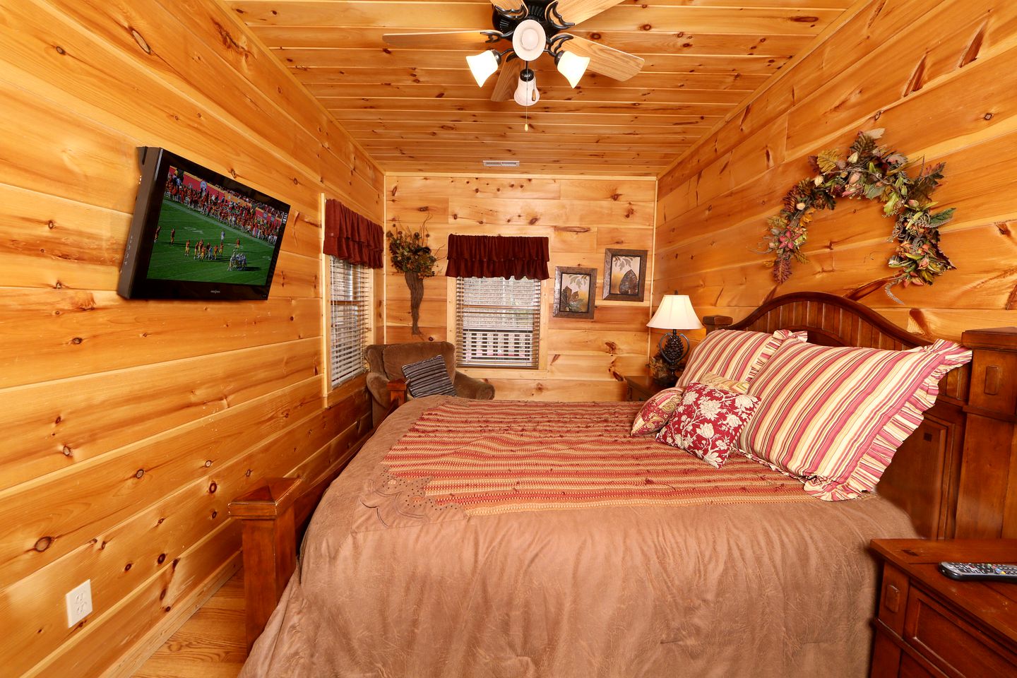 Spacious Cabin with Home Theater, Game Room and Outdoor Picnic Space in Sevierville, Tennessee