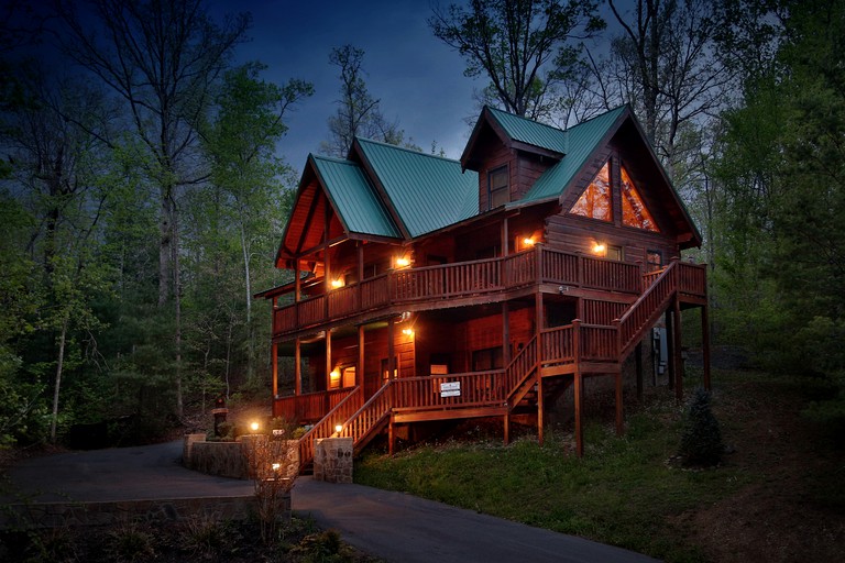 Spacious Cabin with Home Theater, Game Room and Outdoor Picnic Space in Sevierville, Tennessee