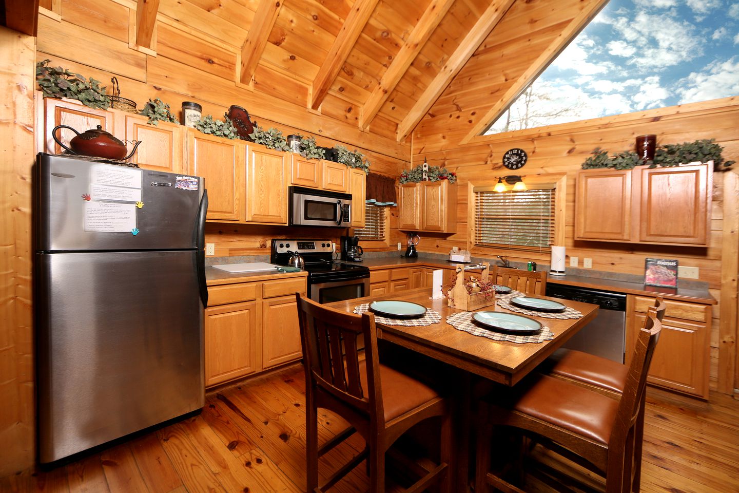 Spacious Cabin with Home Theater, Game Room and Outdoor Picnic Space in Sevierville, Tennessee
