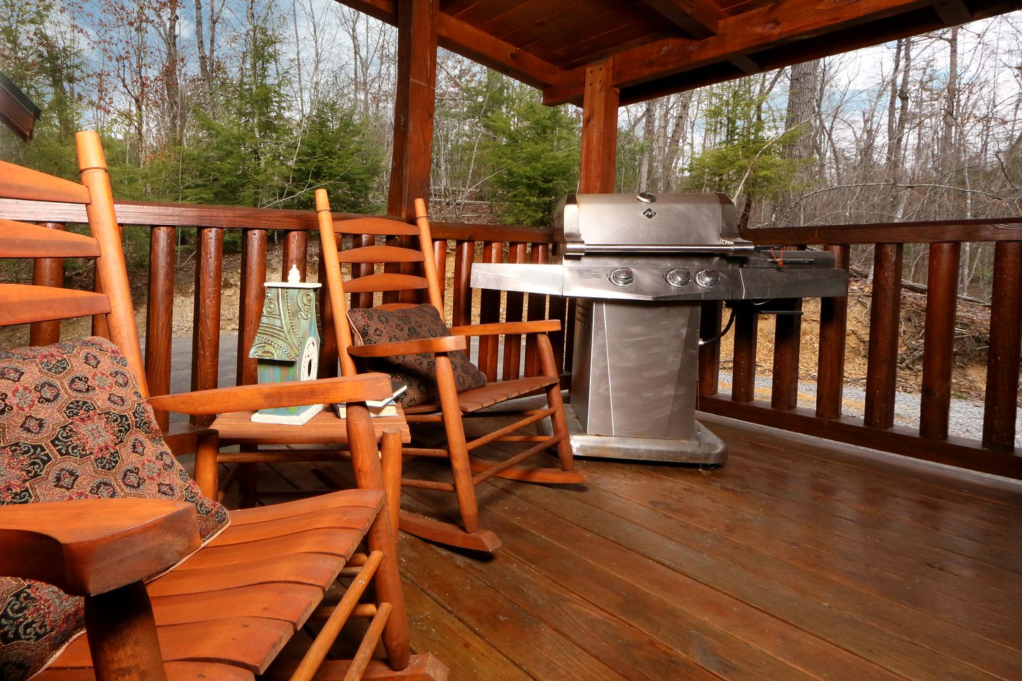Spacious Cabin with Home Theater, Game Room and Outdoor Picnic Space in Sevierville, Tennessee