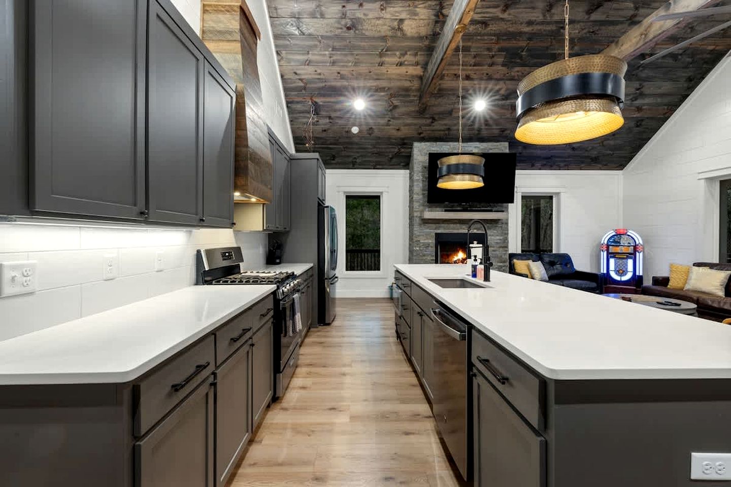 Luxury Cabin with Private Hot Tub, Infrared Sauna & Vintage Jukebox Near Broken Bow, OK