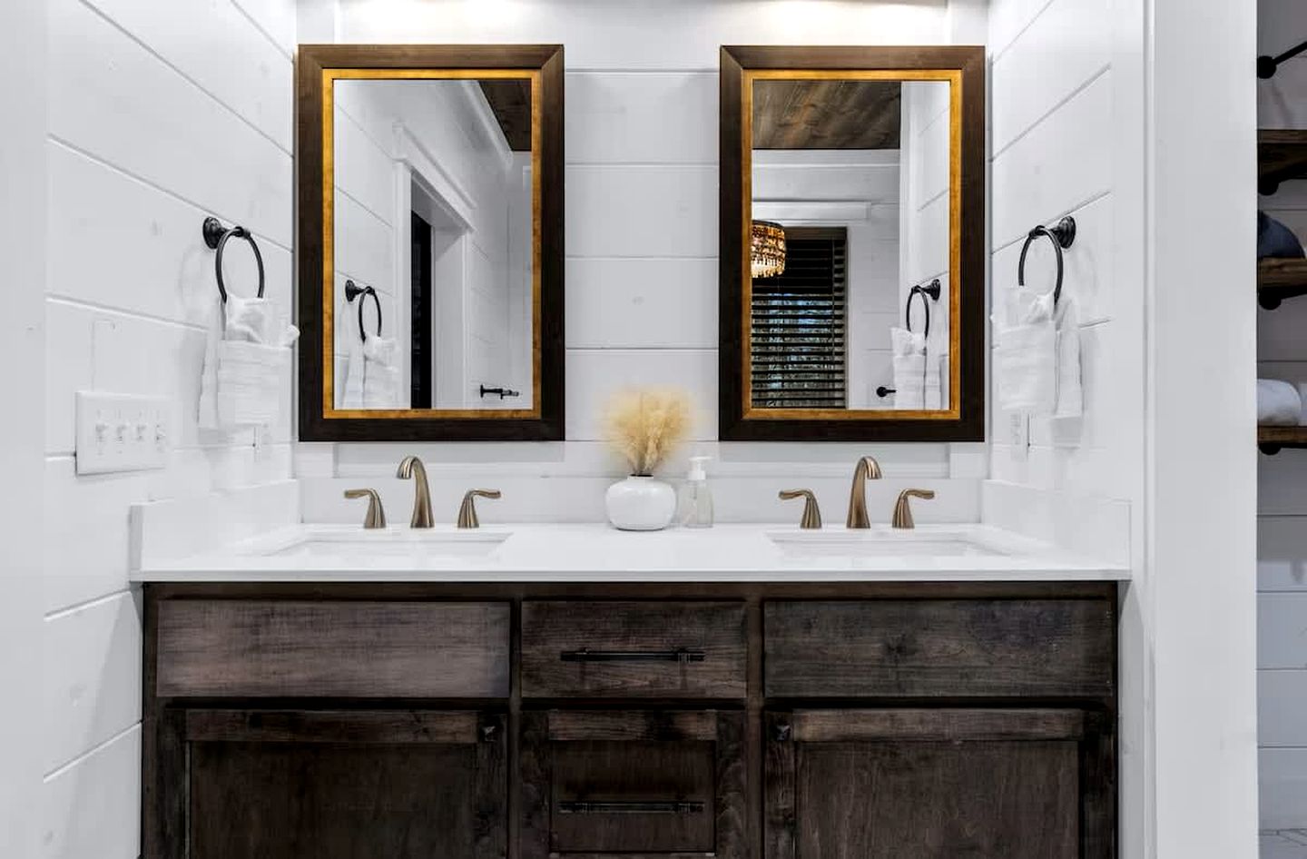 Luxury Cabin with Private Hot Tub, Infrared Sauna & Vintage Jukebox Near Broken Bow, OK