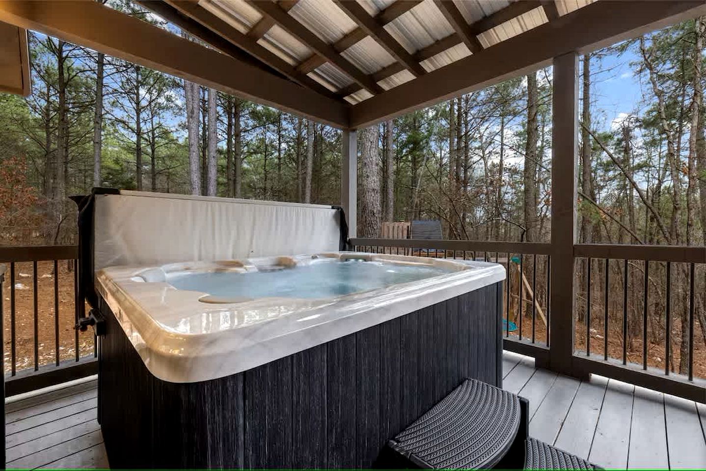 Luxury Cabin with Private Hot Tub, Infrared Sauna & Vintage Jukebox Near Broken Bow, OK