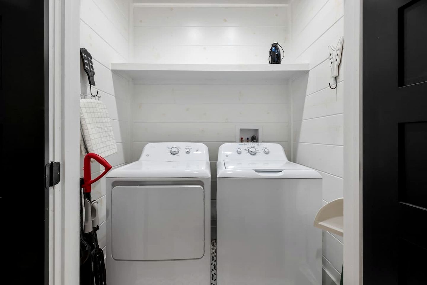 Luxury Cabin with Private Hot Tub, Infrared Sauna & Vintage Jukebox Near Broken Bow, OK