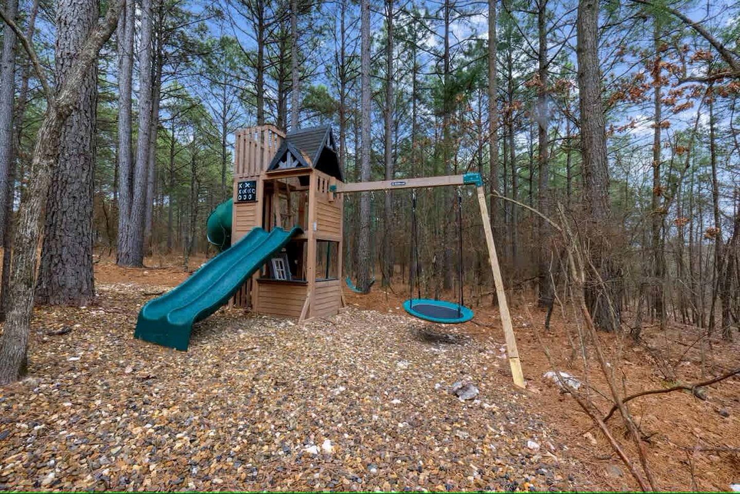 Luxury Cabin with Private Hot Tub, Infrared Sauna & Vintage Jukebox Near Broken Bow, OK