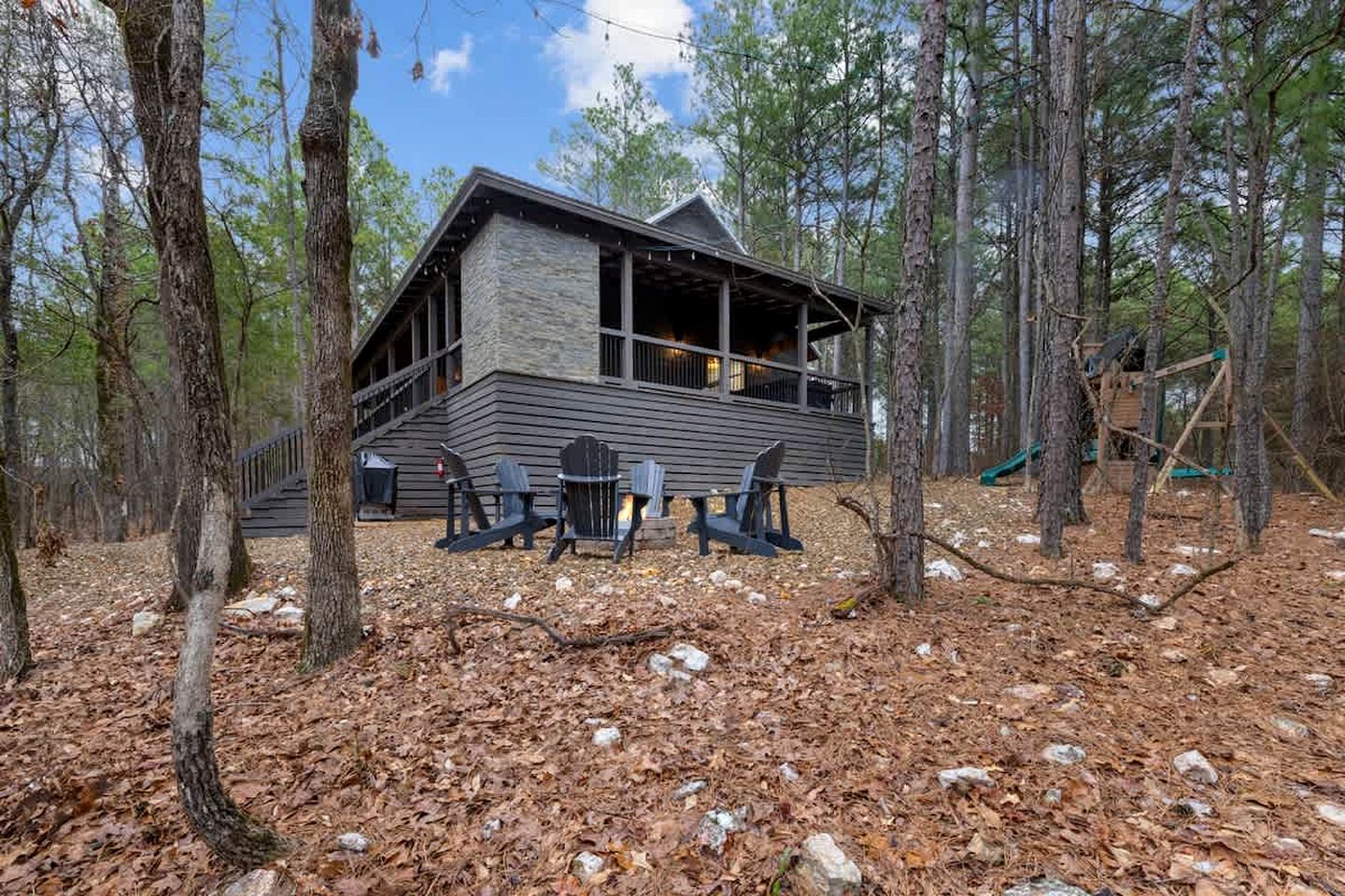 Luxury Cabin with Private Hot Tub, Infrared Sauna & Vintage Jukebox Near Broken Bow, OK