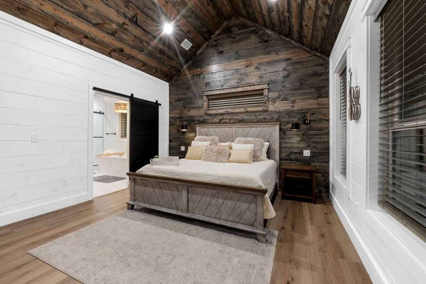 Luxury Cabin with Private Hot Tub, Infrared Sauna & Vintage Jukebox Near Broken Bow, OK