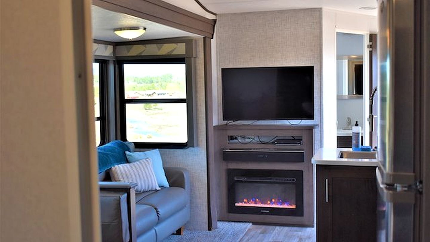 Luxury Glamping Suite with Private Deck, Firepit & Fireplace Near Williams, Arizona