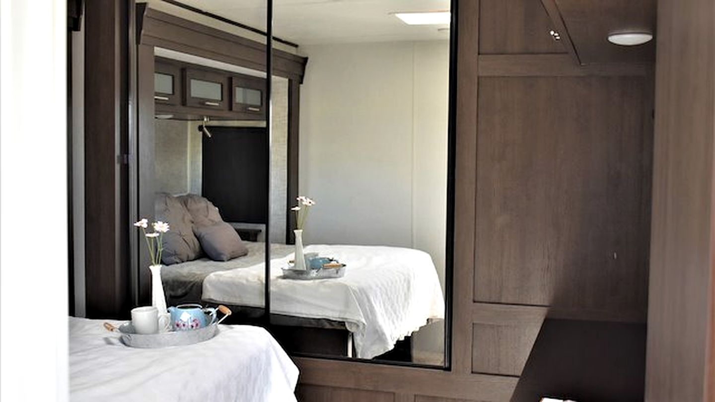 Luxury Glamping Suite with Private Deck, Firepit & Fireplace Near Williams, Arizona