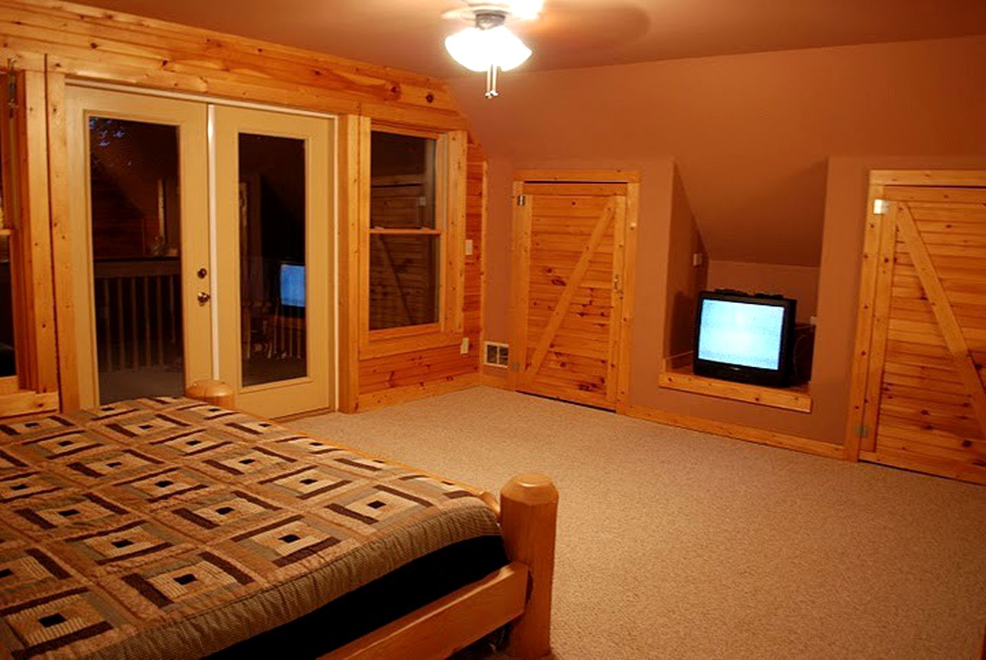 Luxury Mountain Cabin Rental with a Hot Tub in Helen, Georgia