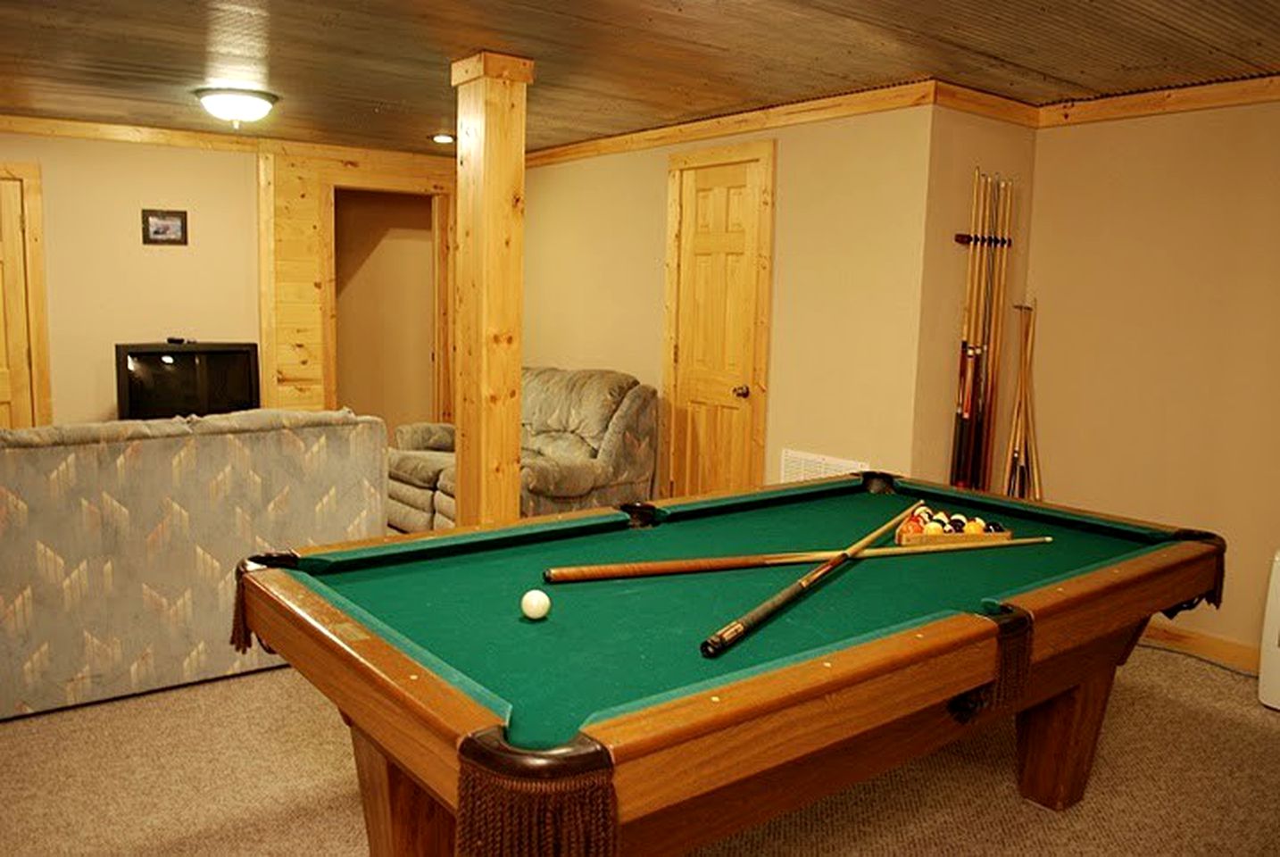 Luxury Mountain Cabin Rental with a Hot Tub in Helen, Georgia