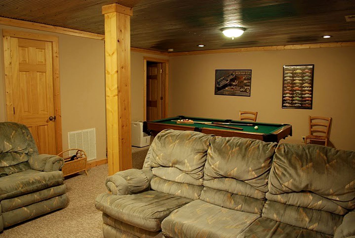 Luxury Mountain Cabin Rental with a Hot Tub in Helen, Georgia