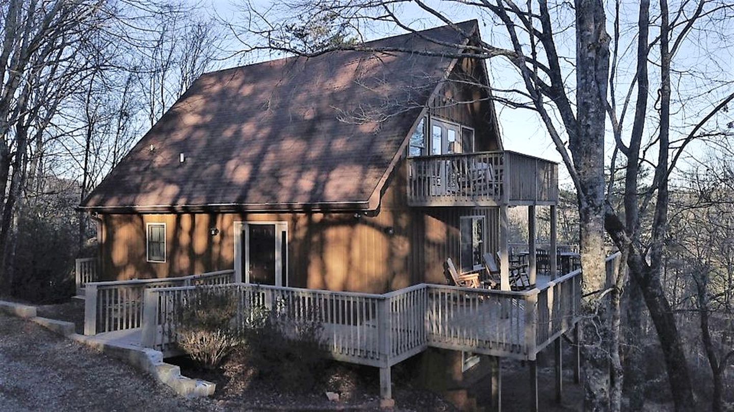 Luxury Mountain Cabin Rental with a Hot Tub in Helen, Georgia