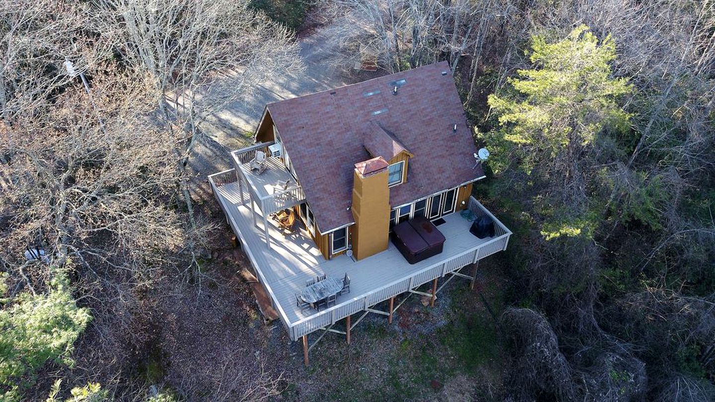 Luxury Mountain Cabin Rental with a Hot Tub in Helen, Georgia