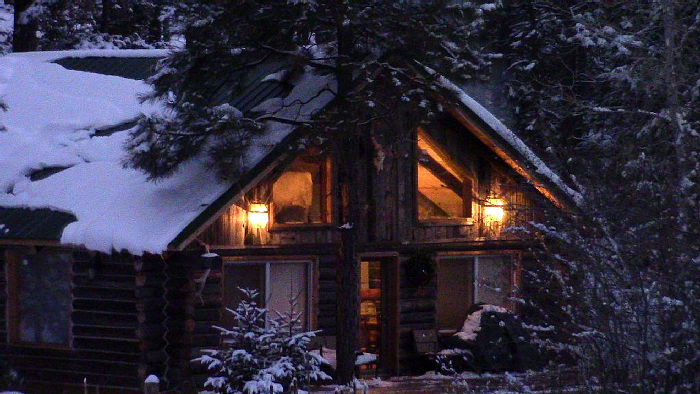 Deluxe Riverfront Cabin Rental near Taos Ski Valley in Questa, New Mexico