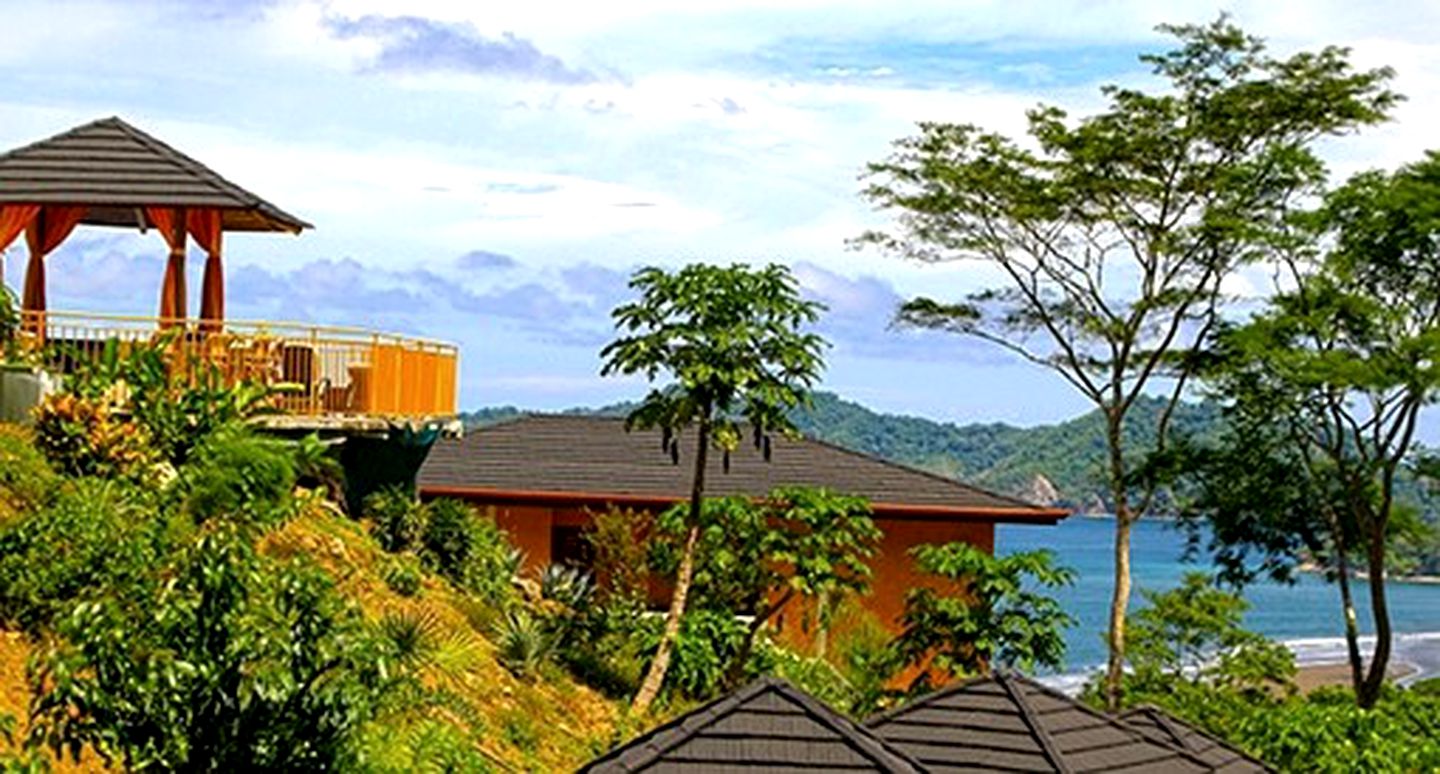 Deluxe Rooms Overlooking Stunning Beaches of Costa Rica