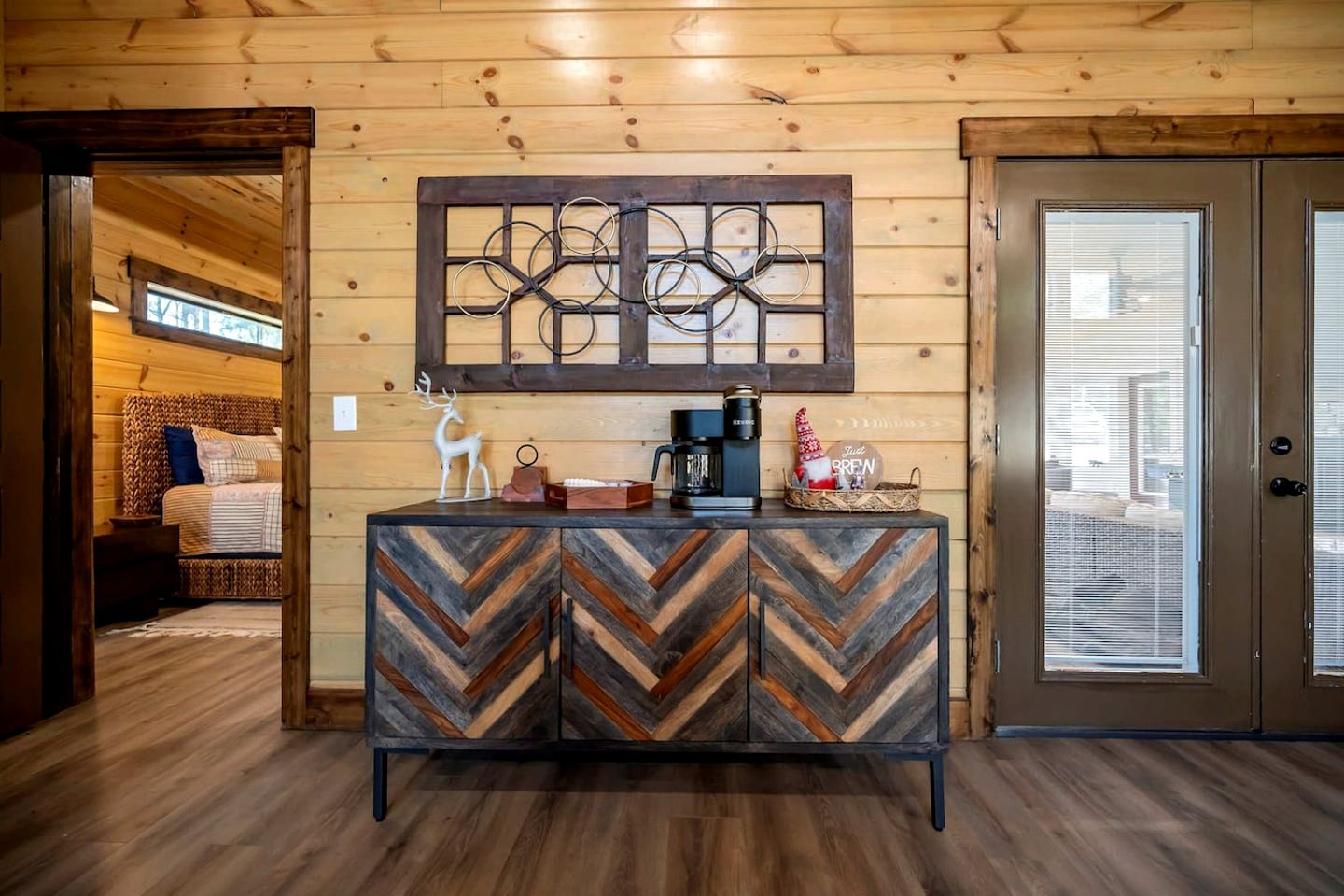 Cozy Cabin with Hot Tub & Fireplace in Broken Bow, Oklahoma