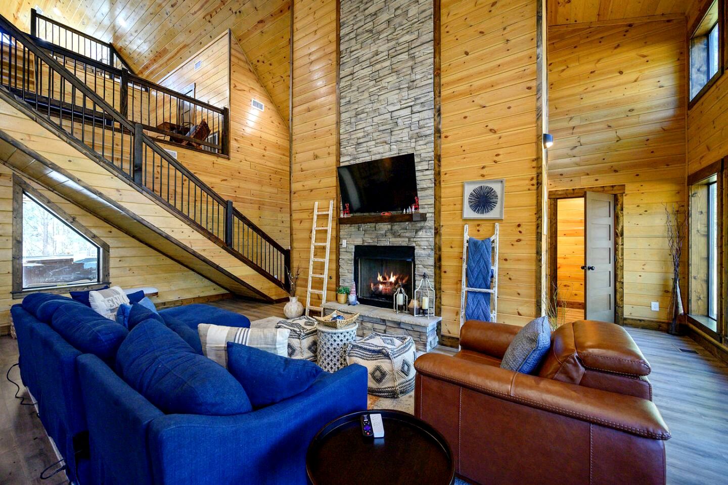 Cozy Cabin with Hot Tub & Fireplace in Broken Bow, Oklahoma