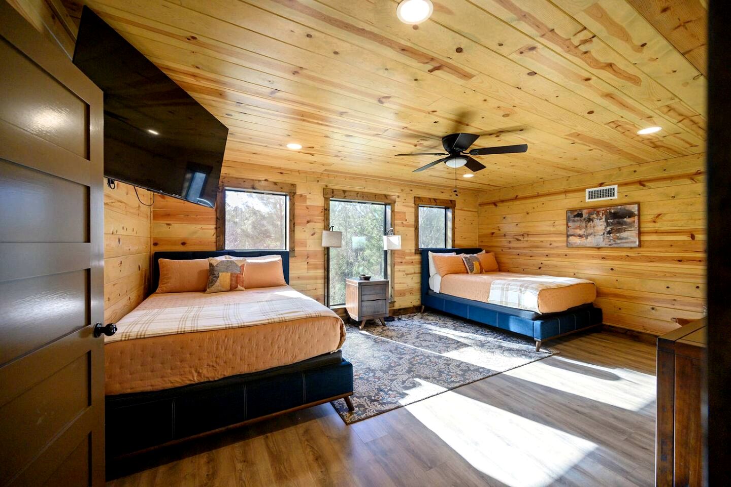 Cozy Cabin with Hot Tub & Fireplace in Broken Bow, Oklahoma