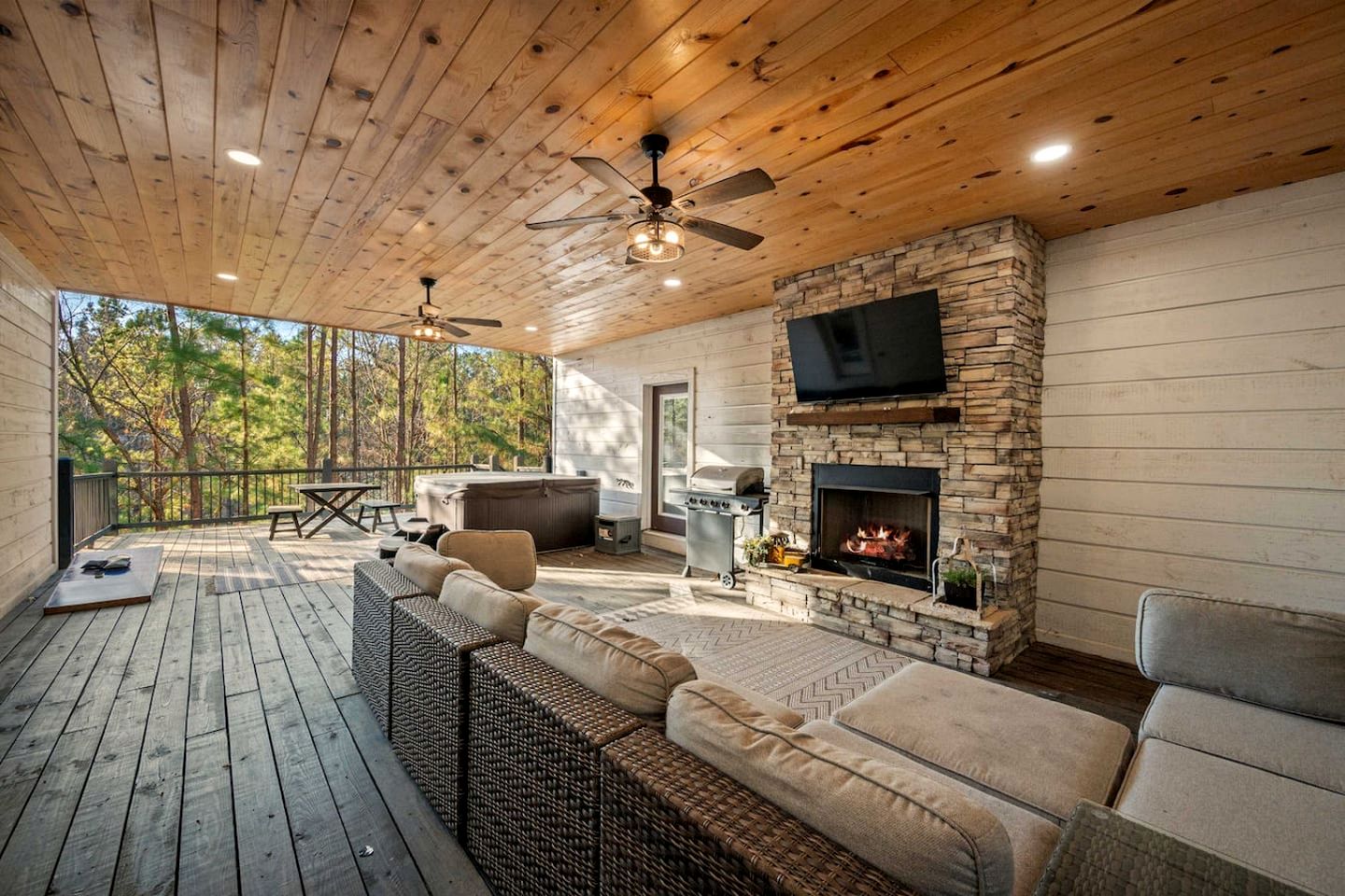 Cozy Cabin with Hot Tub & Fireplace in Broken Bow, Oklahoma