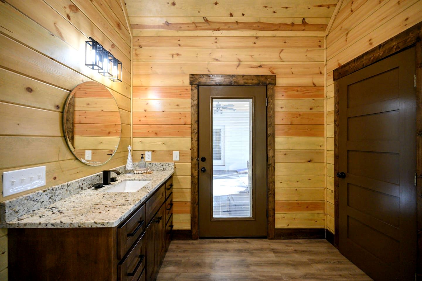 Cozy Cabin with Hot Tub & Fireplace in Broken Bow, Oklahoma