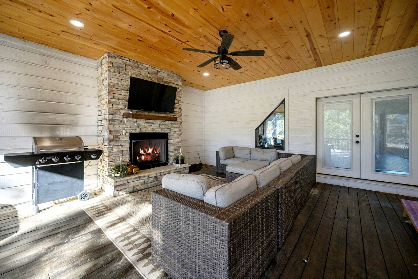 Cozy Cabin with Hot Tub & Fireplace in Broken Bow, Oklahoma