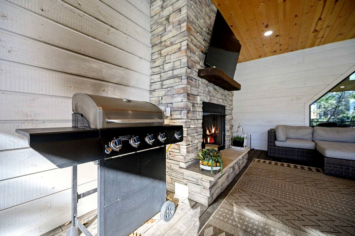 Cozy Cabin with Hot Tub & Fireplace in Broken Bow, Oklahoma