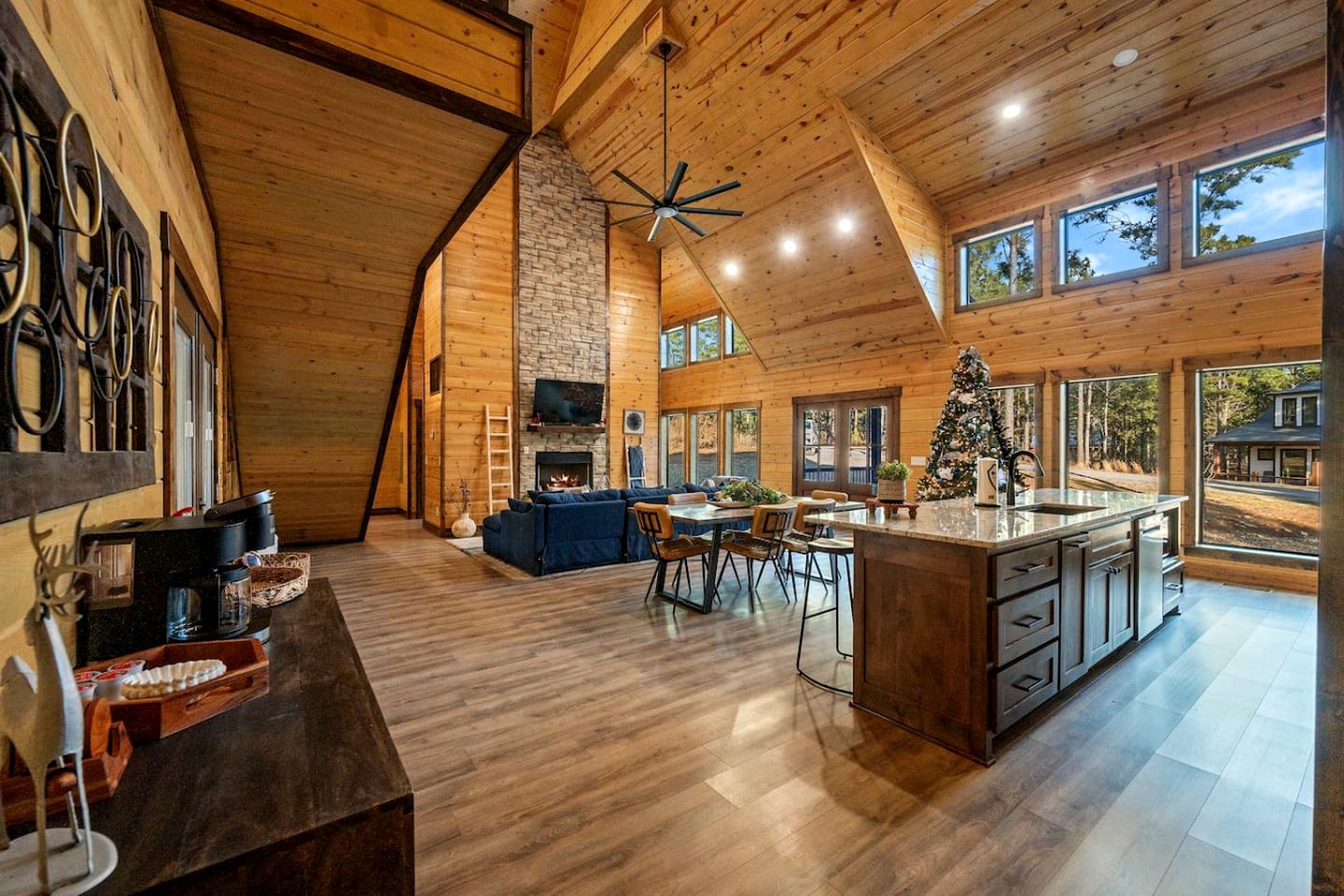 Cozy Cabin with Hot Tub & Fireplace in Broken Bow, Oklahoma