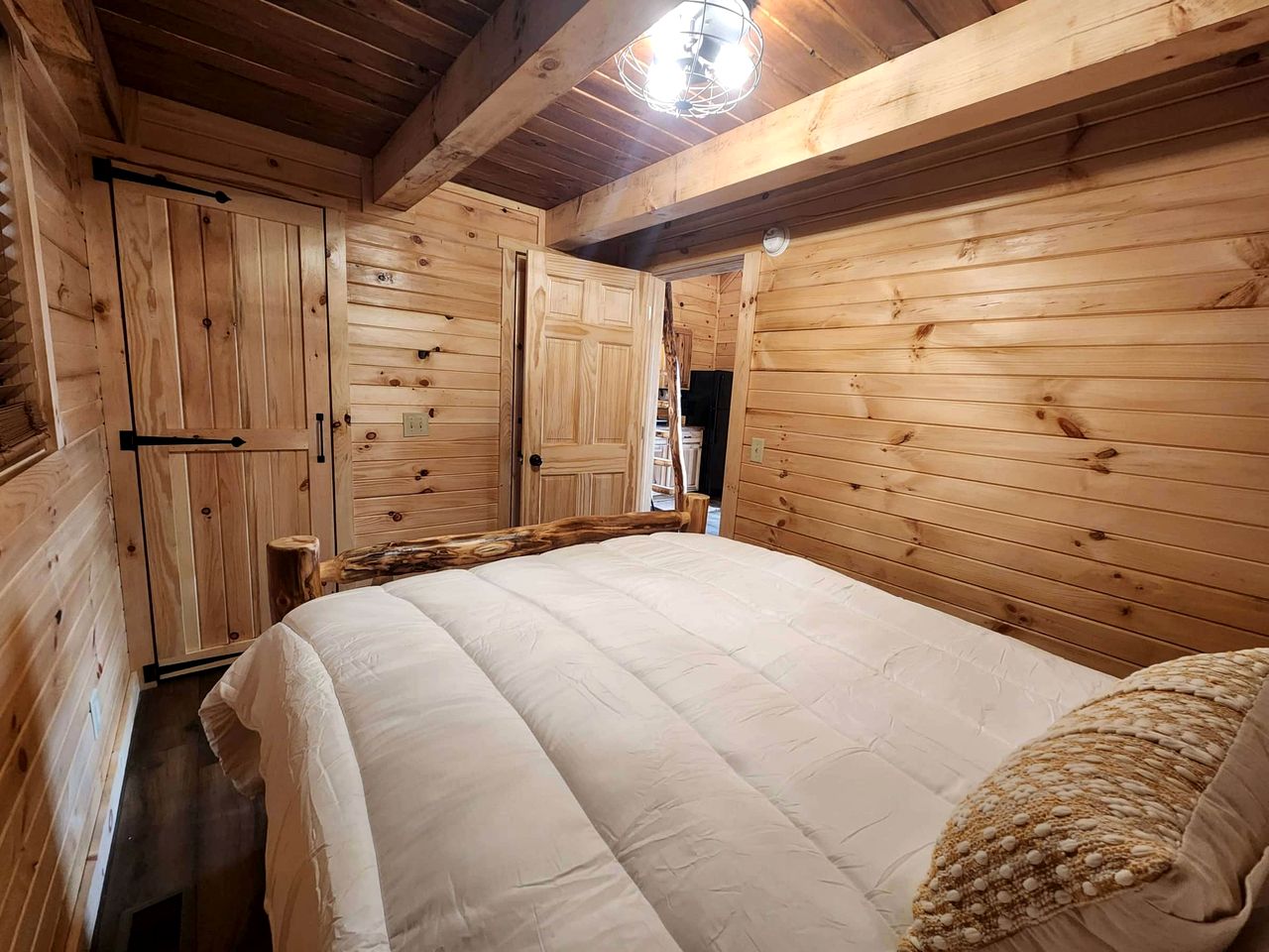 Lakeview Cabin by Tappan Lake, Perfect for Groups with Hot-Tub in Ohio