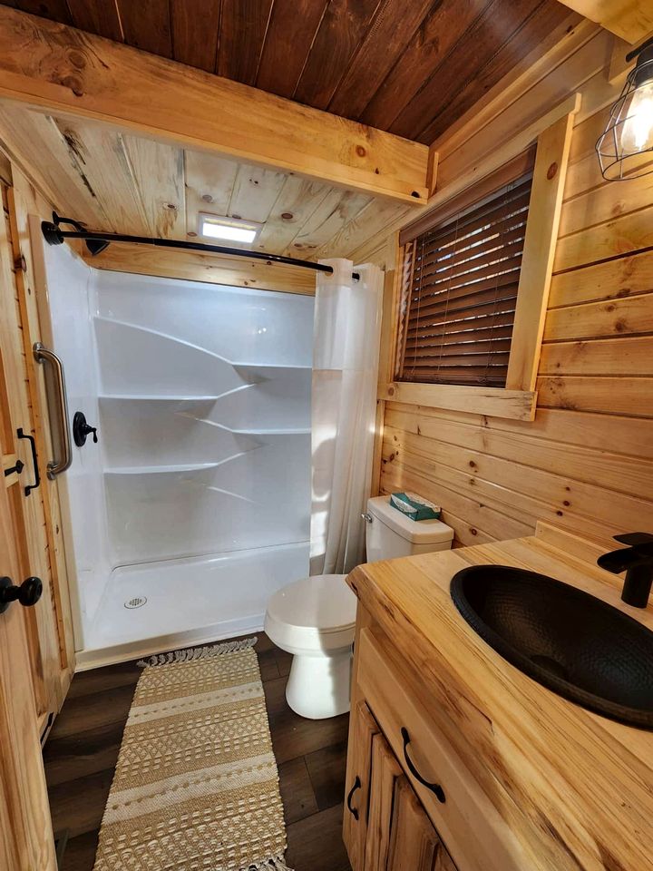 Lakeview Cabin by Tappan Lake, Perfect for Groups with Hot-Tub in Ohio