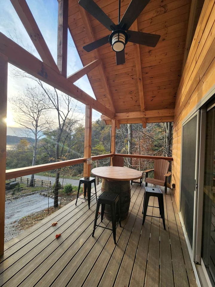 Lakeview Cabin by Tappan Lake, Perfect for Groups with Hot-Tub in Ohio