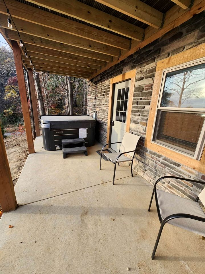 Lakeview Cabin by Tappan Lake, Perfect for Groups with Hot-Tub in Ohio