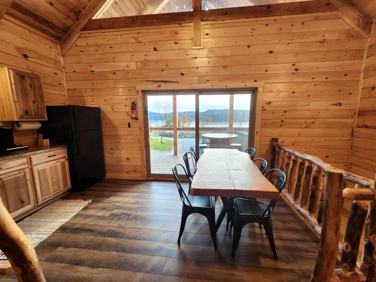 Lakeview Cabin by Tappan Lake, Perfect for Groups with Hot-Tub in Ohio