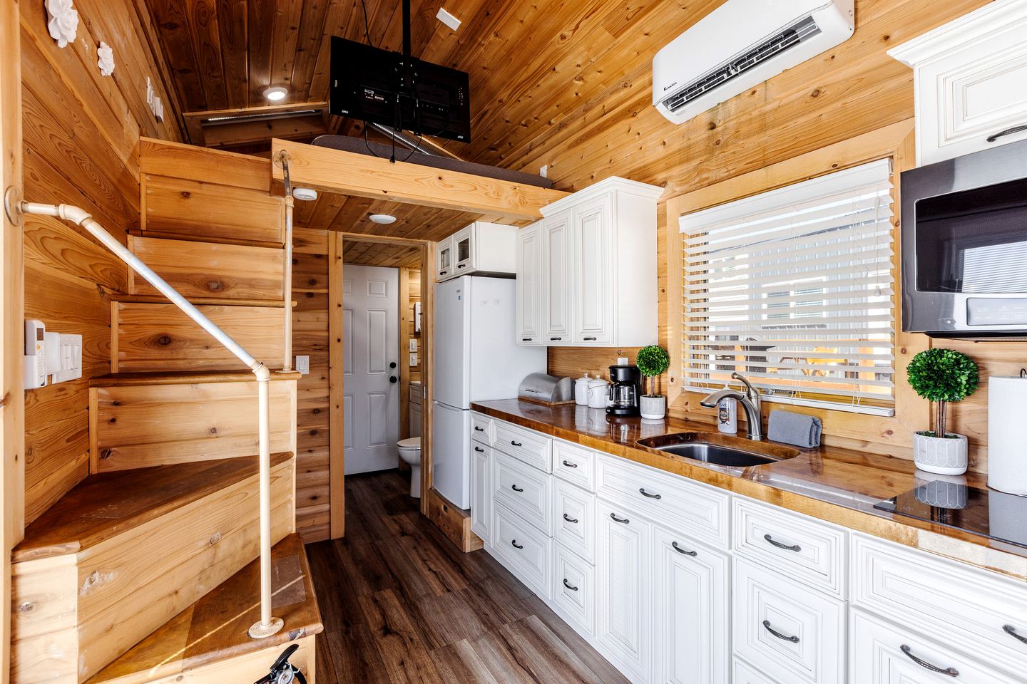 Discover Two Wonders: Tiny Home Getaway Near Bryce Canyon and Grand Canyon