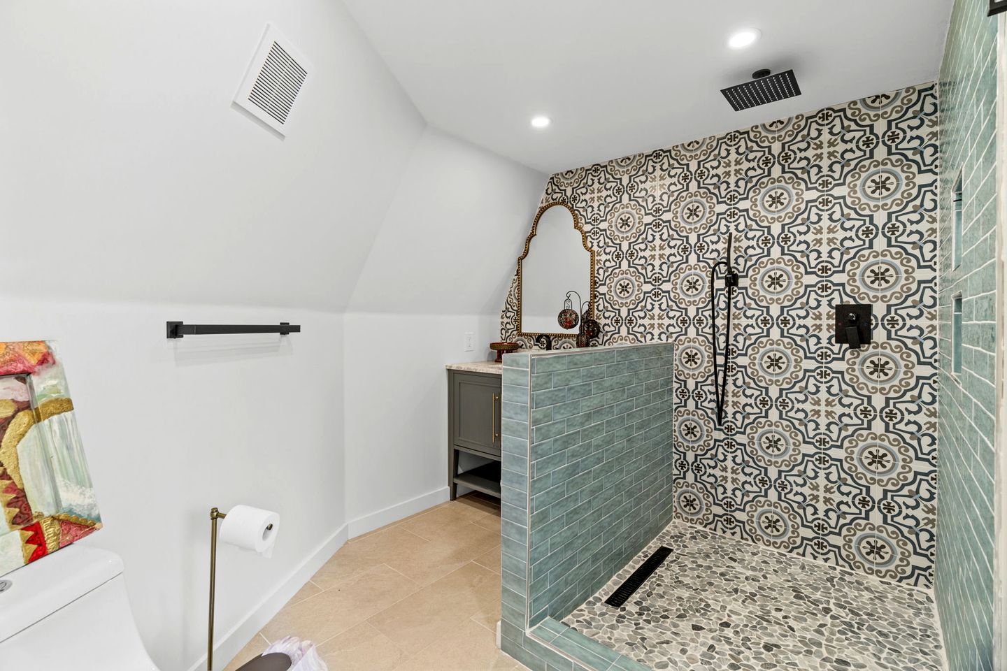 Beautiful Lofted Dome with Cozy Deck and Charming Design in Elgin, Texas