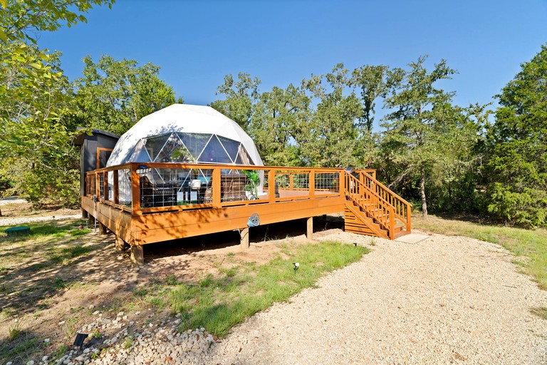 Beautiful Lofted Dome with Cozy Deck and Charming Design in Tennessee