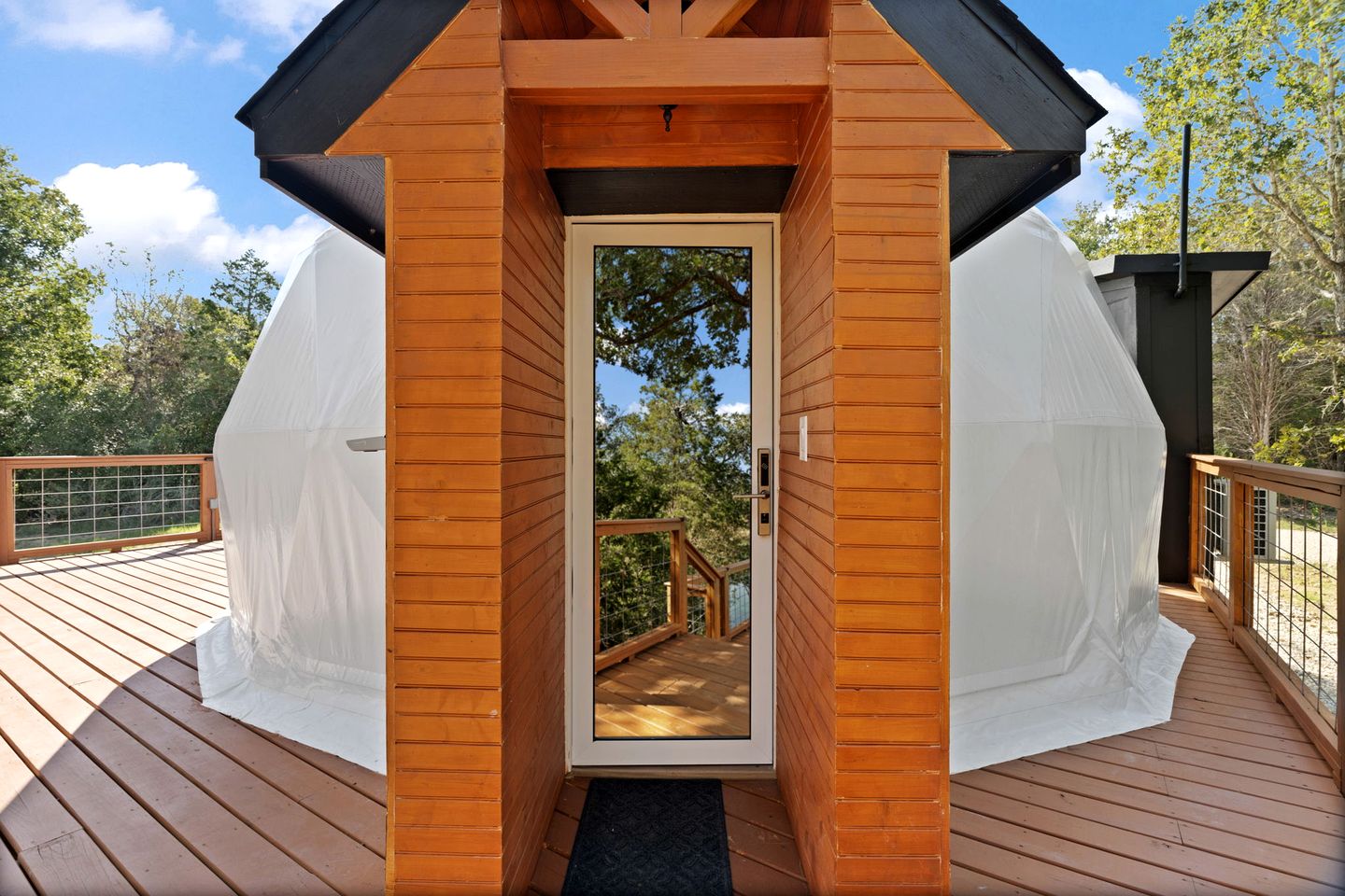 Beautiful Lofted Dome with Cozy Deck and Charming Design in Elgin, Texas