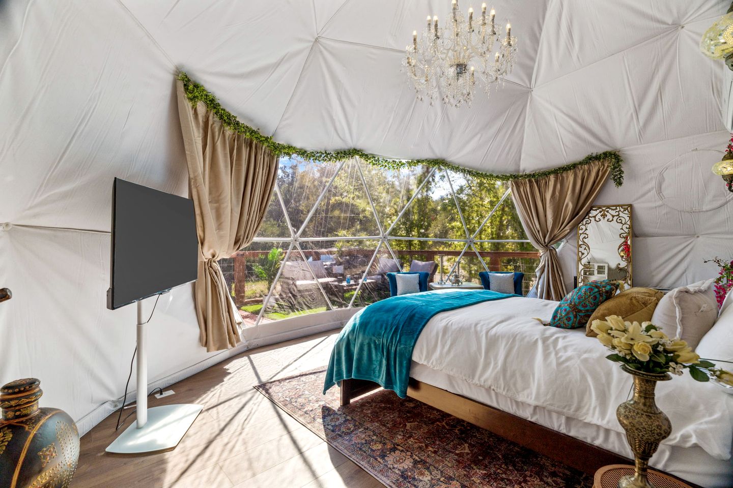 Beautiful Lofted Dome with Cozy Deck and Charming Design in Elgin, Texas