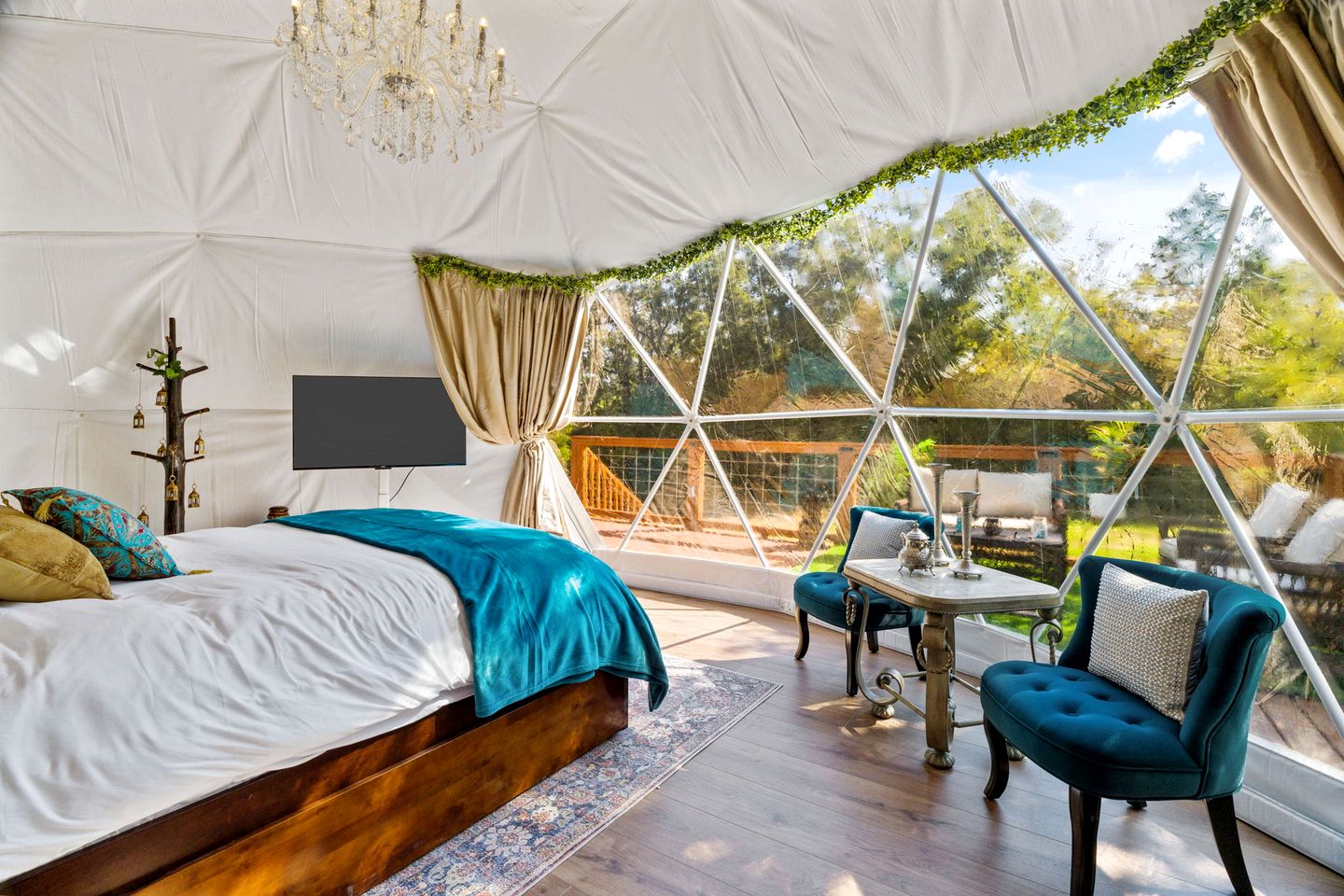 Beautiful Lofted Dome with Cozy Deck and Charming Design in Elgin, Texas