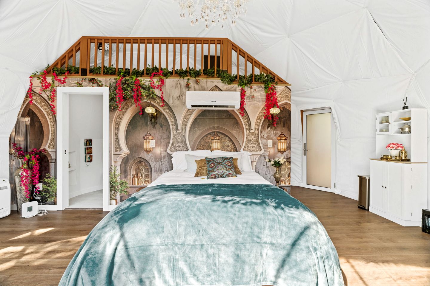 Beautiful Lofted Dome with Cozy Deck and Charming Design in Elgin, Texas