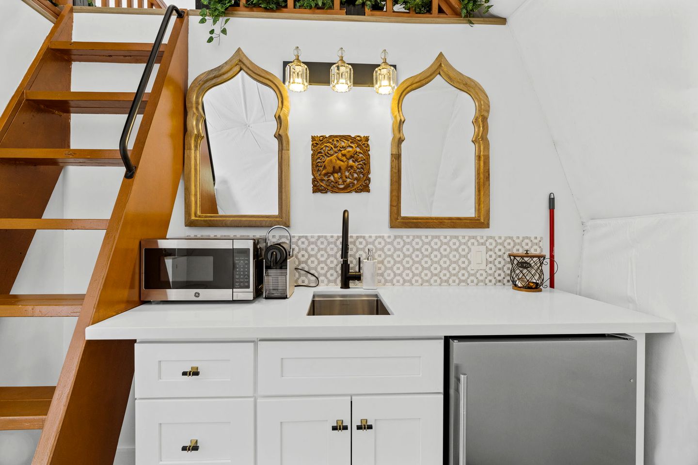 Beautiful Lofted Dome with Cozy Deck and Charming Design in Elgin, Texas