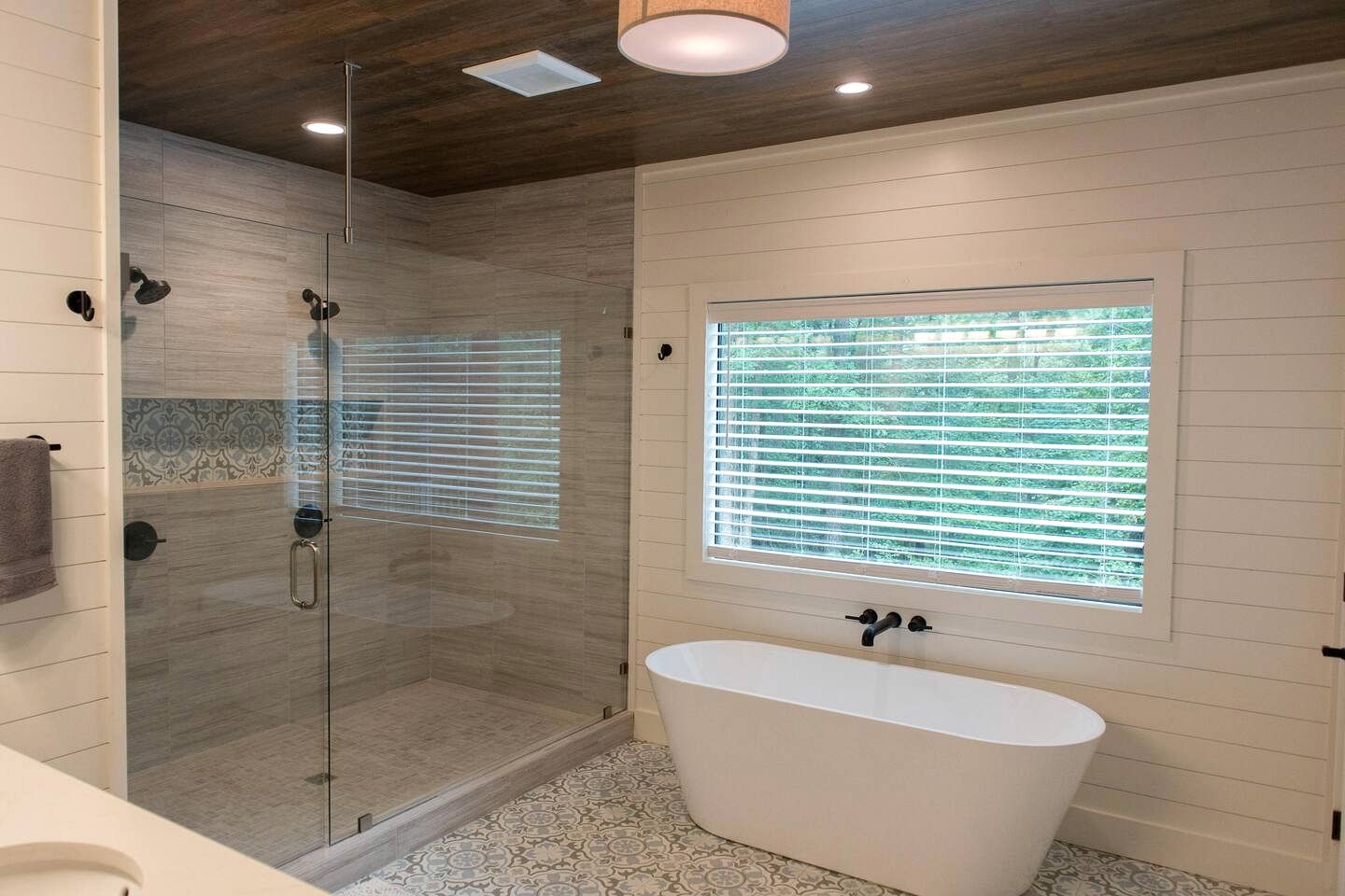Design Cabin with Jacuzzi and Porch in Broken Bow, Oklahoma