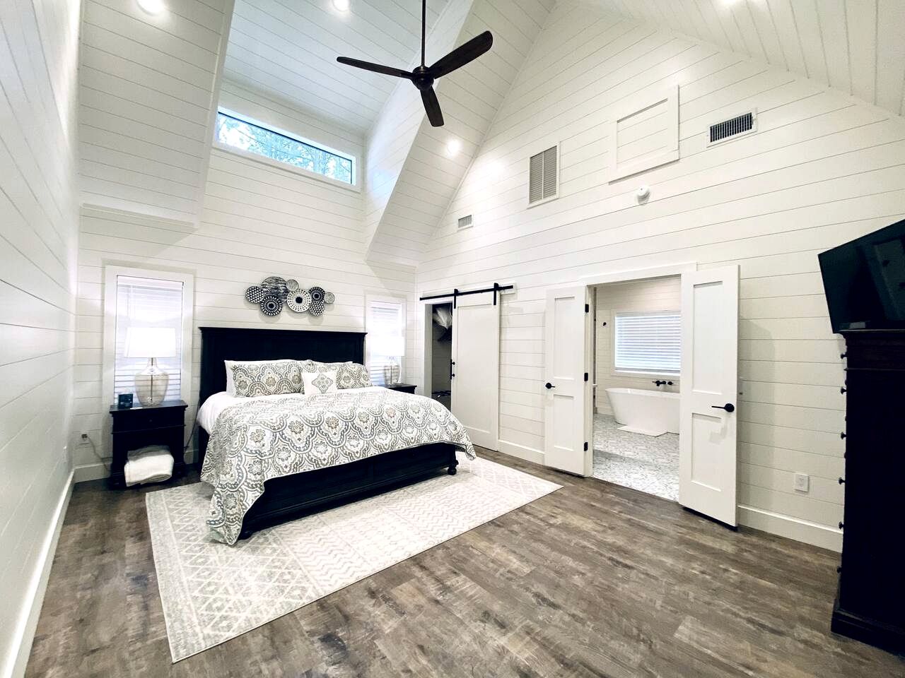 Design Cabin with Jacuzzi and Porch in Broken Bow, Oklahoma