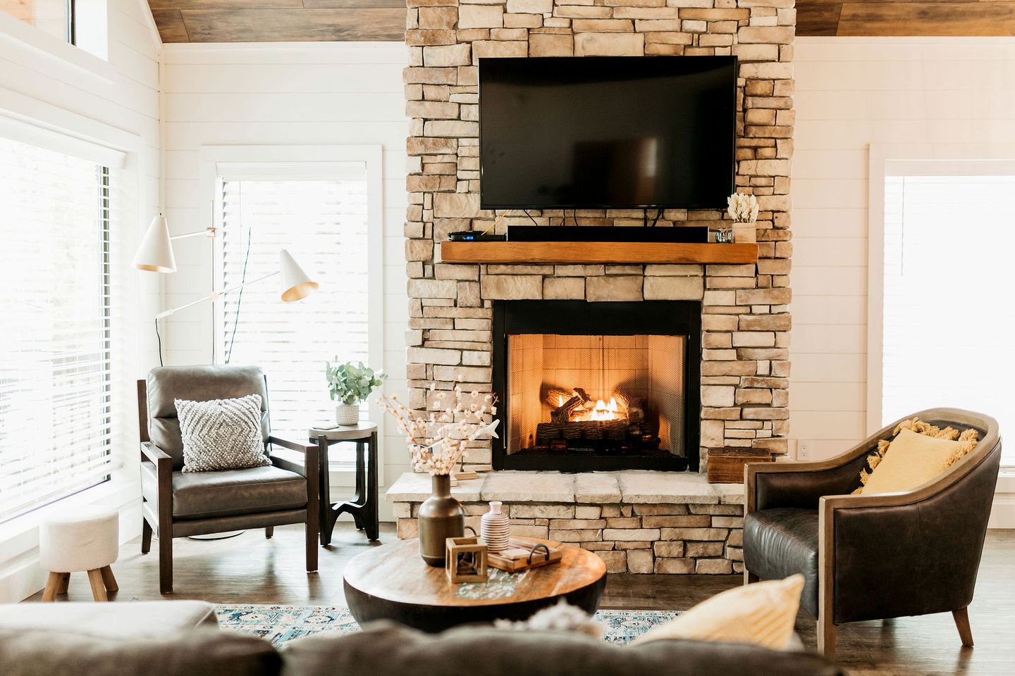 Design Cabin with Jacuzzi and Porch in Broken Bow, Oklahoma