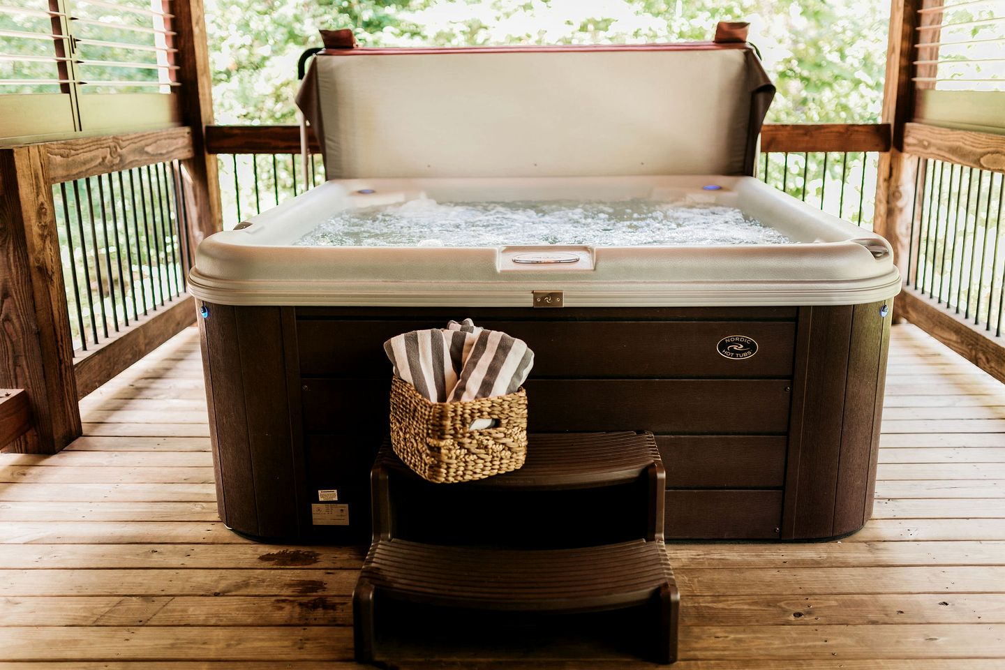 Design Cabin with Jacuzzi and Porch in Broken Bow, Oklahoma