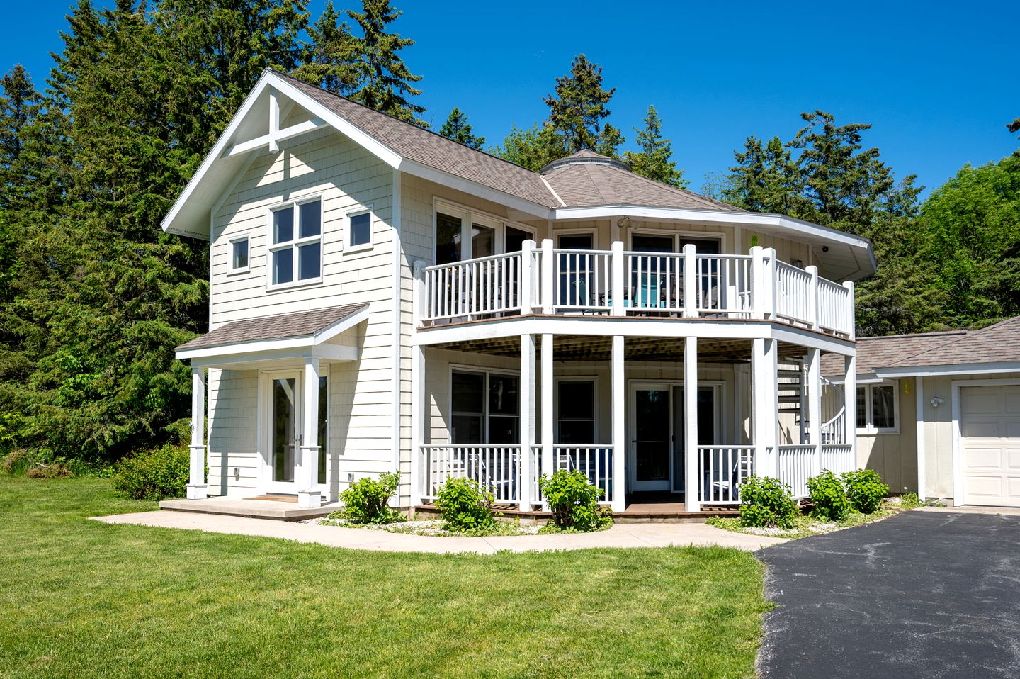 Design Cabin with Jacuzzi and Porch in Sister Bay, Wisconsin