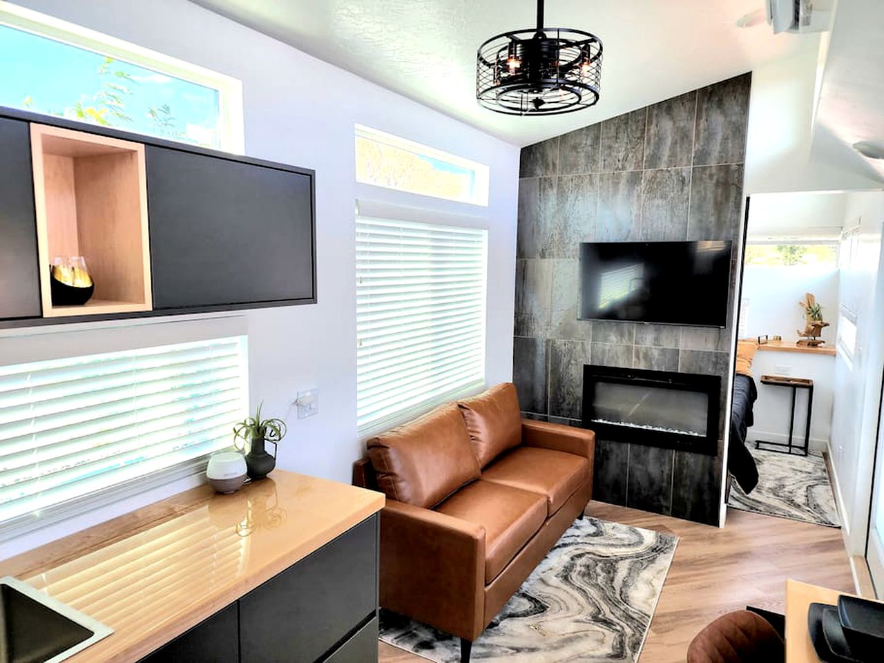 Seamless Comfort: Designer Modern Tiny Home featuring All Amenities in Apple Valley, Utah