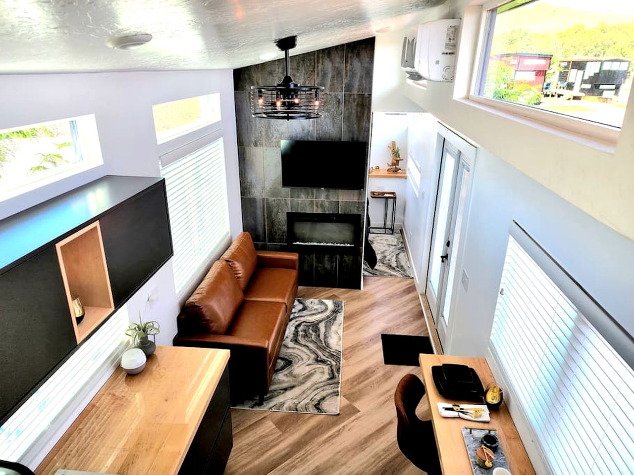 Seamless Comfort: Designer Modern Tiny Home featuring All Amenities in Apple Valley, Utah